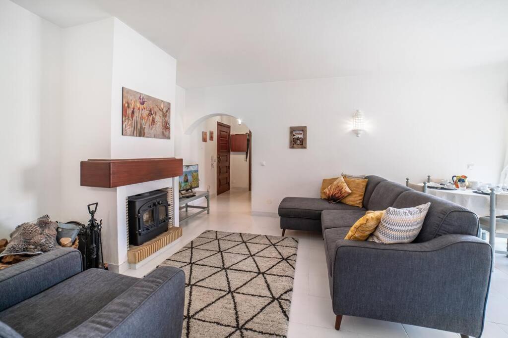 Spacious Two Bedroom Apt, 200M From The Beach Carvoeiro  Exterior foto